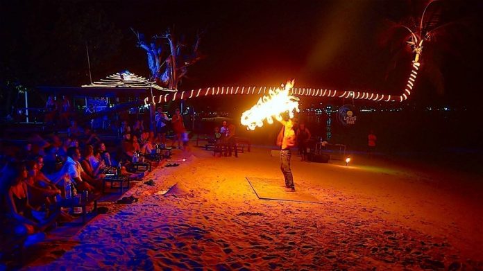 thefunkyturtle.com-nightlife-koh-tao-fire-show