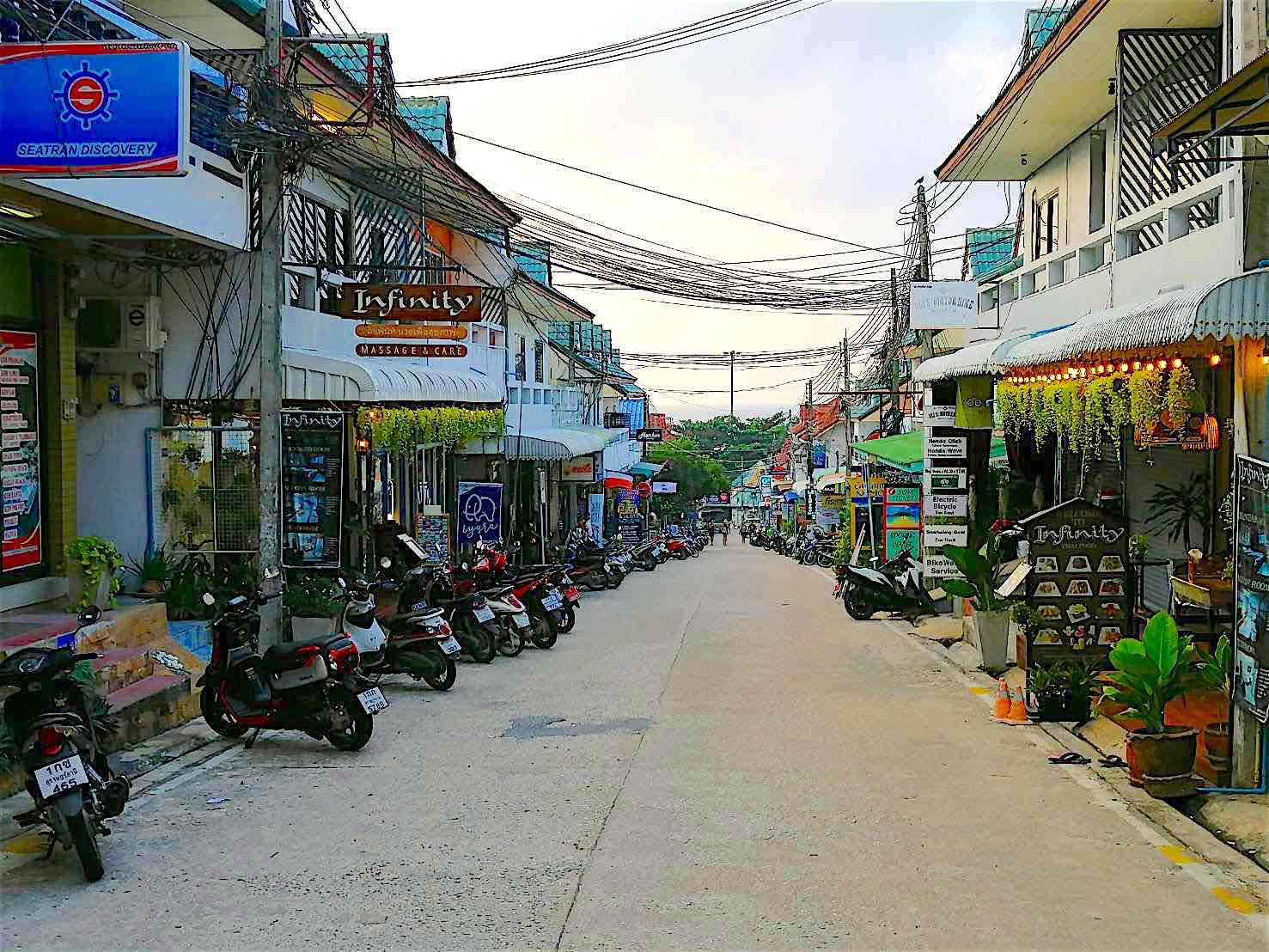 www.thefunkyturtle.com mae haad down road koh tao