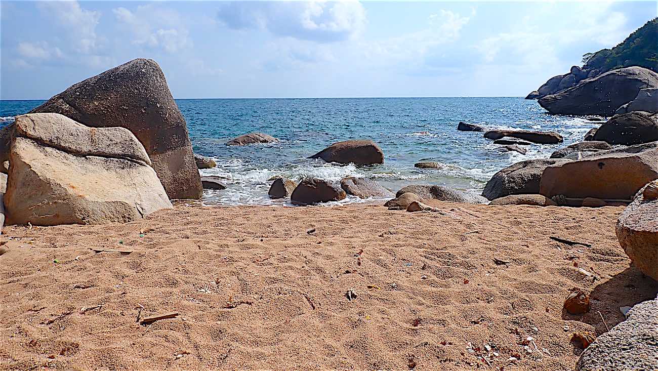 www.thefunkyturtle.com beach at aow mao bay koh tao