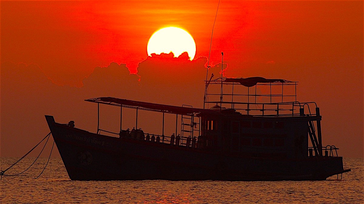 www.thefunkyturtle.com diving boat sunset koh tao