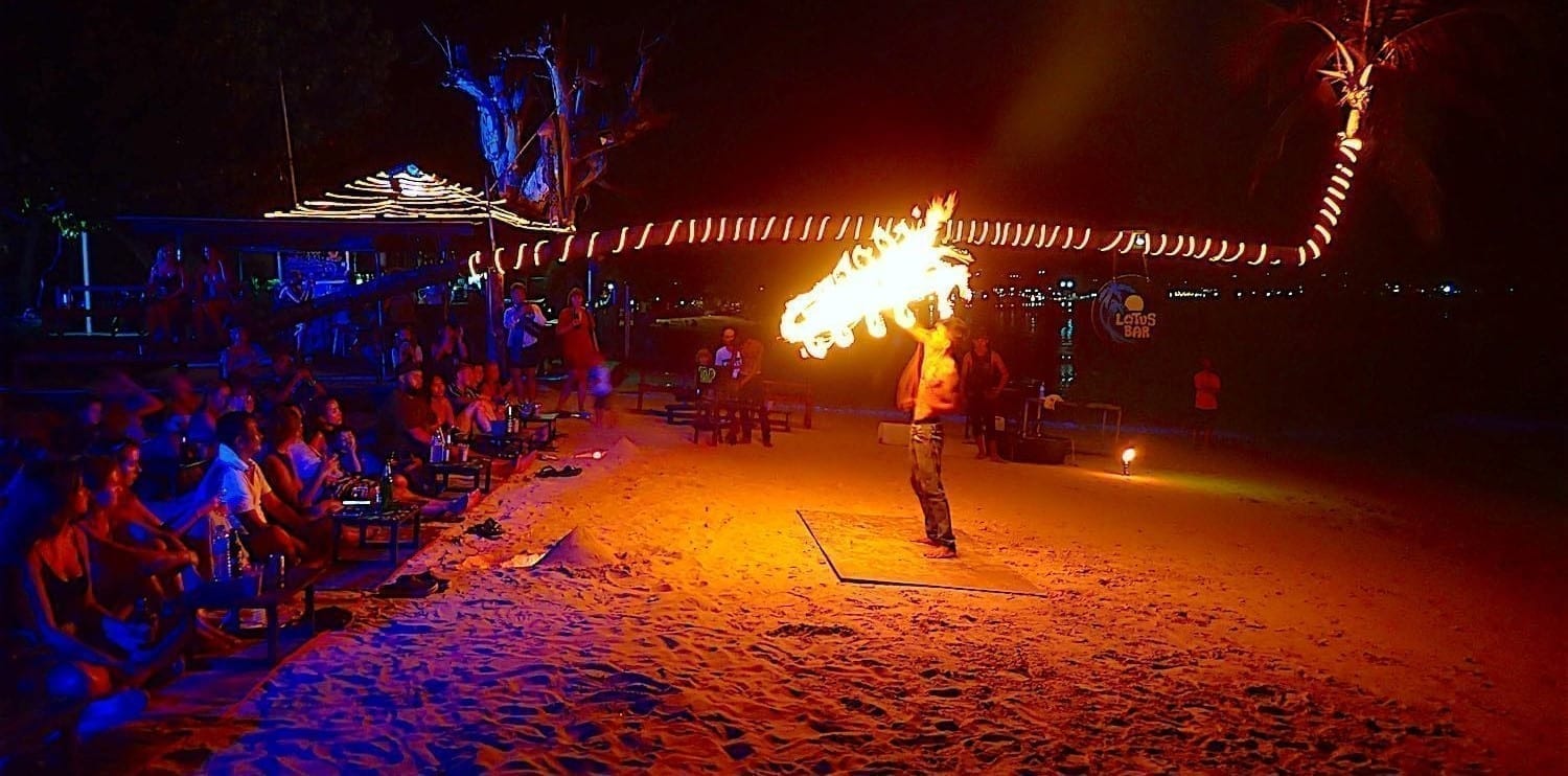 www.thefunkyturtle.com-nightlife-koh-tao-fire-show