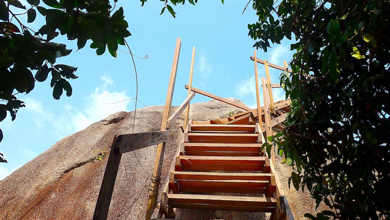 www.thefunkyturtle.com climbing steps at fraggle rock viewpoint koh tao