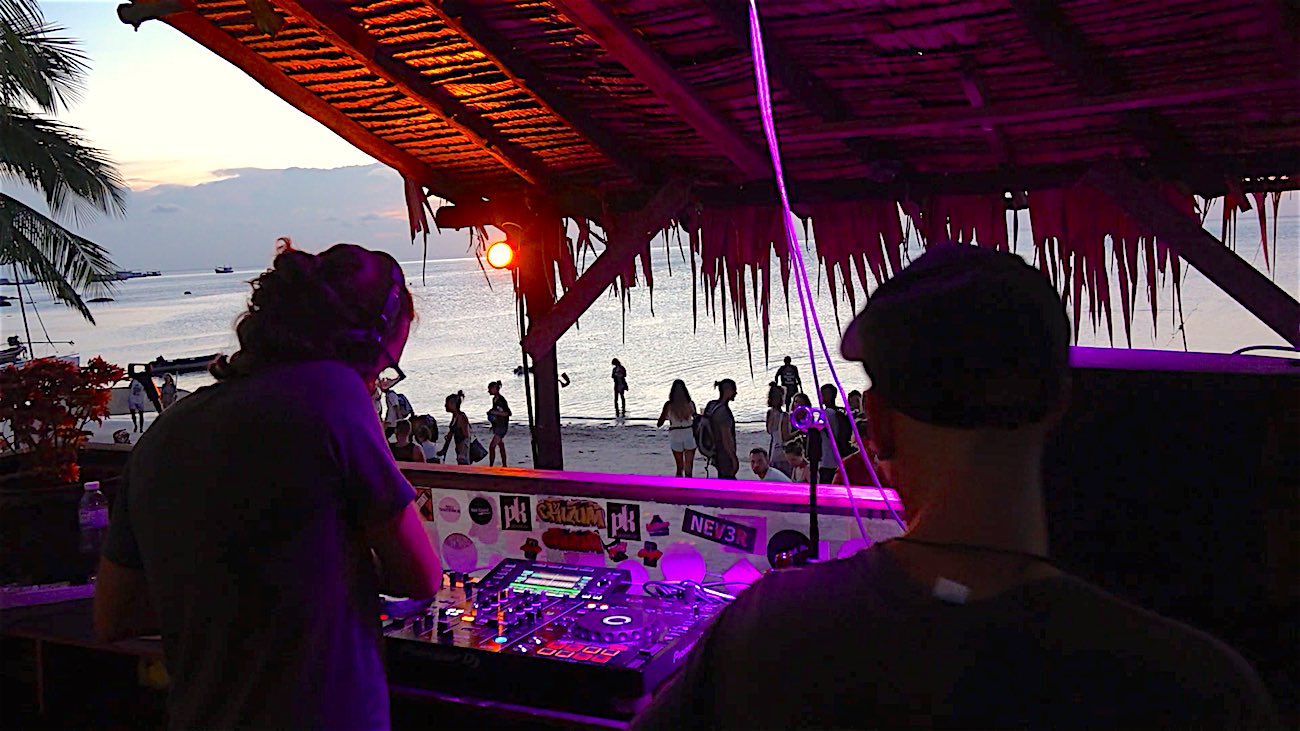 www.thefunkyturtle.com maya beach club on koh tao beach party