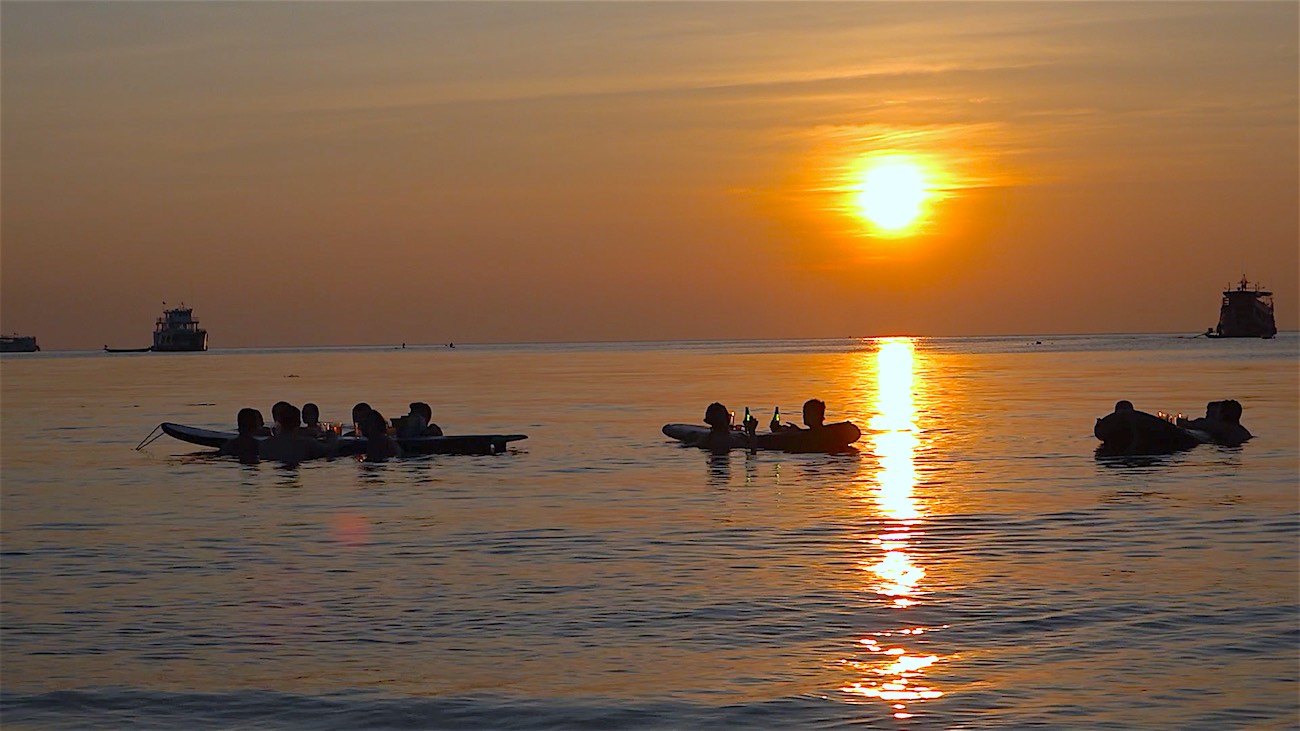 www.thefunkyturtle.com sup tao paddleboarding in sairee beach koh tao sunset