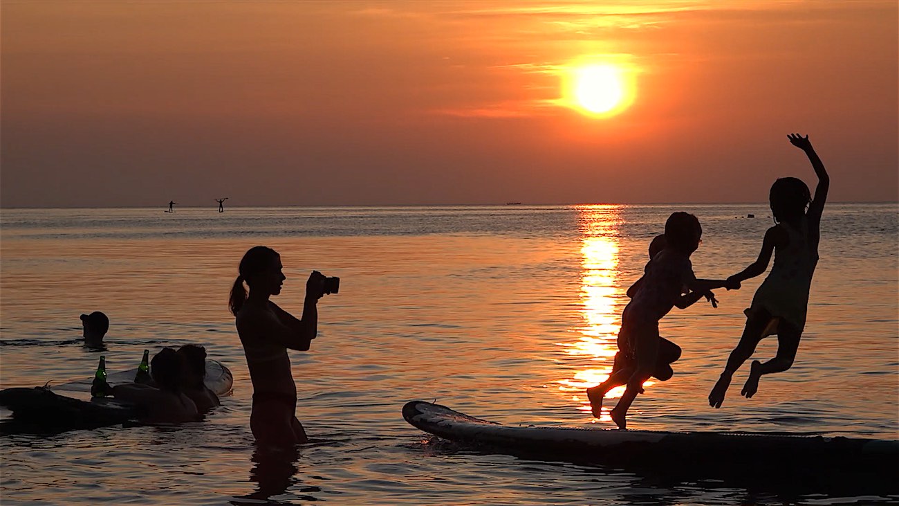 www.thefunkyturtle.com sup tao paddleboarding sairee beach koh tao sunset